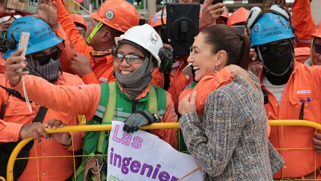 Claudia Sheinbaum, virtual presidenta electa, saluda a trabajadores durante la supervisión de la Planta Coquizadora de la Refinería de Tula de Allende