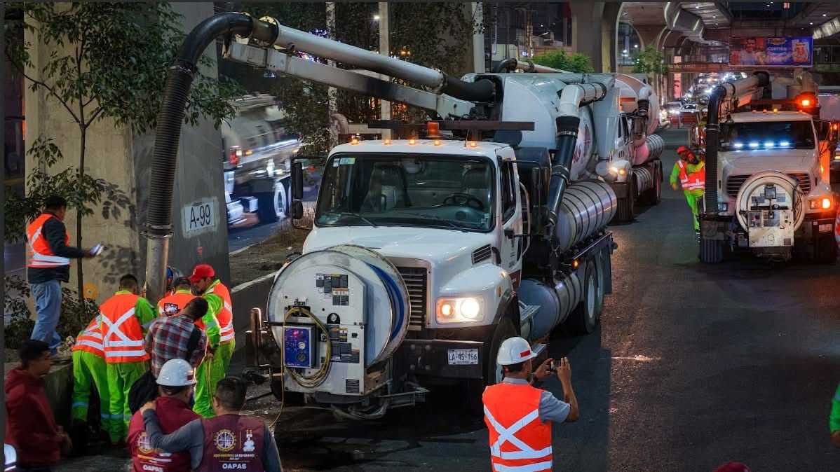Naucalpan intensifica desazolve en Periférico para prevenir inundaciones.