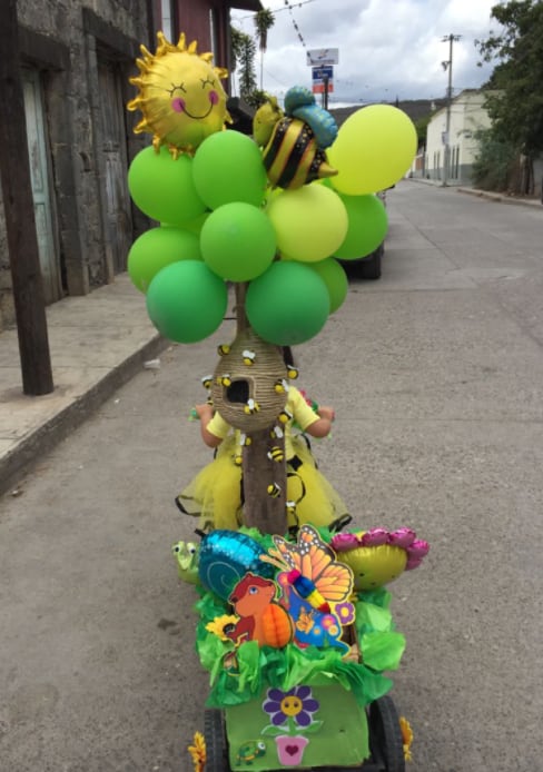 Triciclo decorado para desfile de primavera