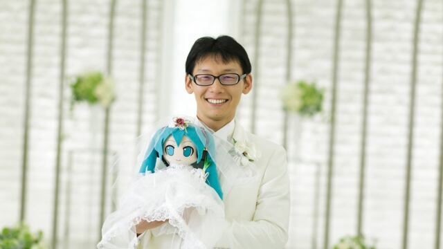 El hombre que se casó con Hatsune Miku admite que no lo hizo por amor