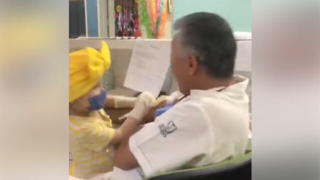 Enfermero juega con paciente