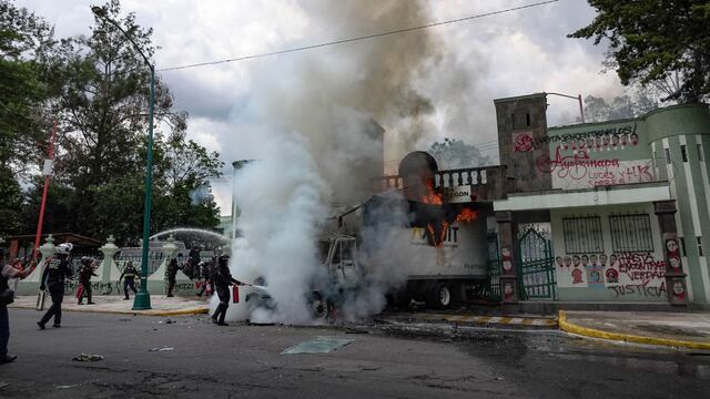 Estudiantes de diversas Escuelas Rurales protestaron a las afueras del Campo Militar 1, esto en exigencia por justicia por los 43 estudiantes desparecidos en el año 2014