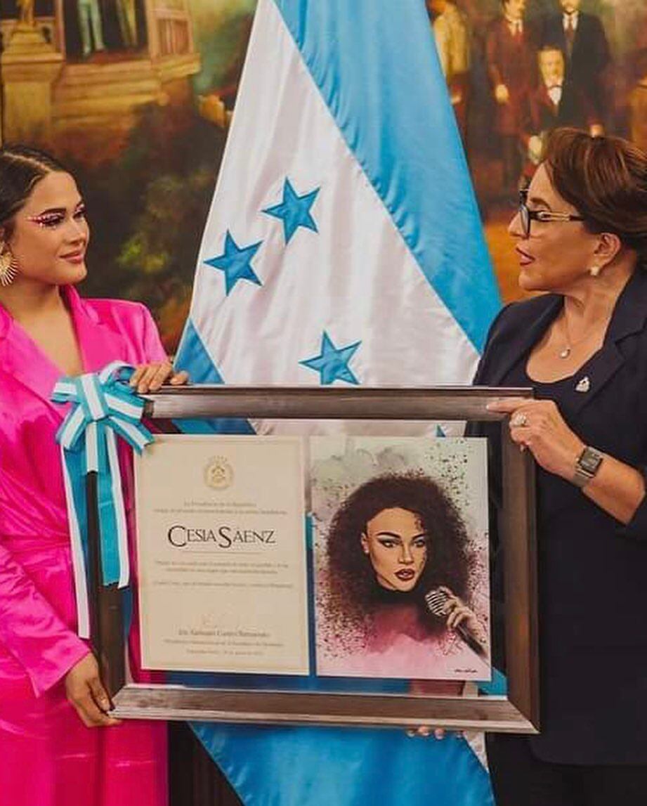 Cesia recibe reconocimiento por Xiomara Castro, presidenta de Honduras.