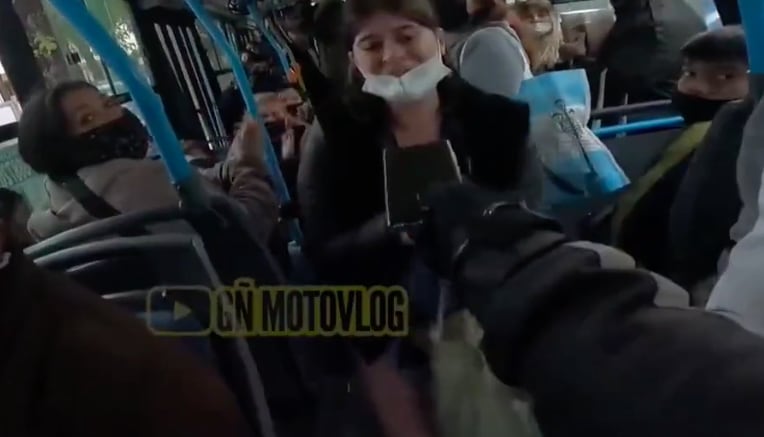 Motociclista devuelve celular perdido a víctima