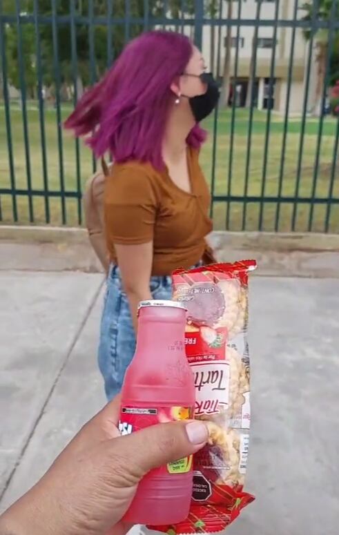Papá dando lonche a su hija en su primer día de universidad