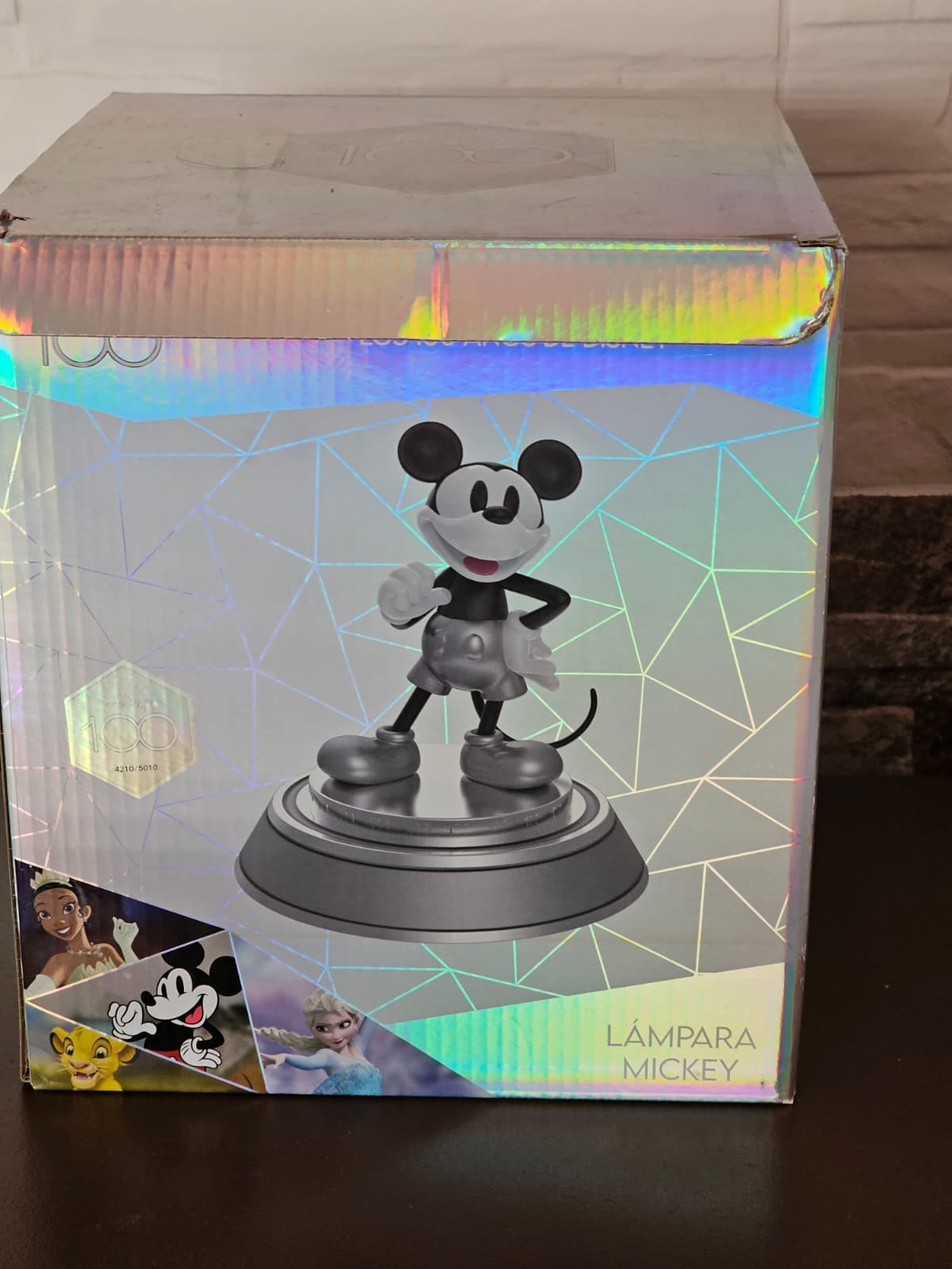 Esta es la lámpara LED Disney 100 Mickey Mouse en Amazon