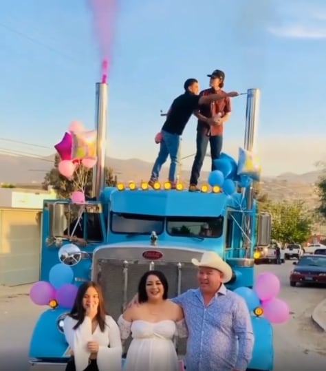 Revelan el sexo de su bebé con humo de tráiler