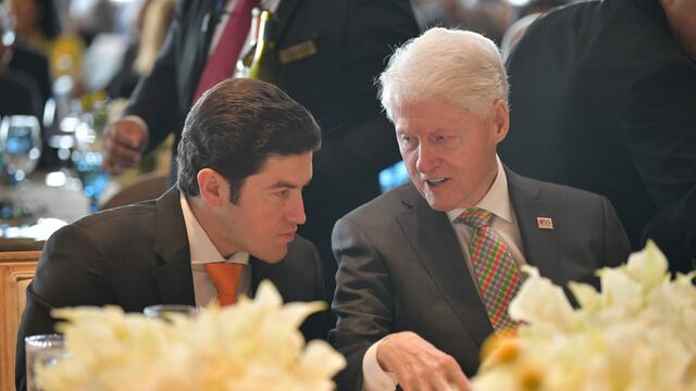 Samuel García y Bill Clinton; fotografía compartida por el gobernador de Nuevo León en sus redes sociales