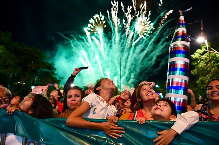 Los morelenses disfrutaron del espectáculo de fuegos artificiales tras la ceremonia del Grito de Independencia.