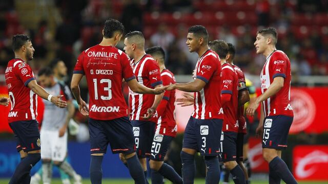 Jugadores de Club Chivas tras el Clásico Tapatío