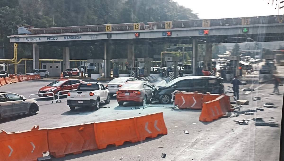 Tráiler se llevó varios carros en la autopista México-Toluca