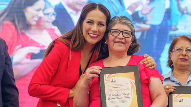 Libia Dennise entrega reconocimientos en Guanajuato