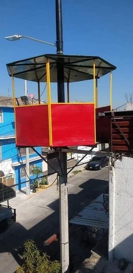 El salón de fiestas en un poste de la CFE