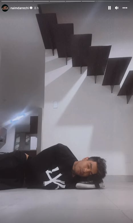 Naim Darrechi muestra cómo dormía en los separos.