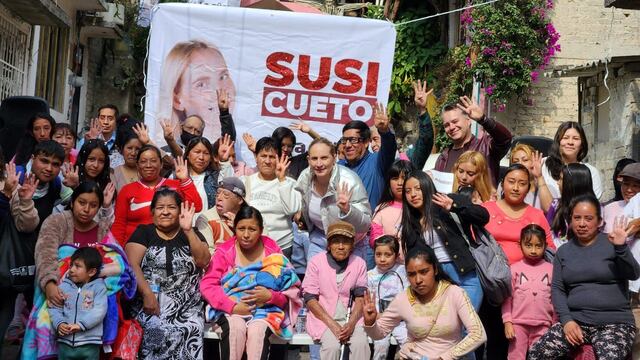 Vecinos de Cuajimalpa junto a Susana Cueto