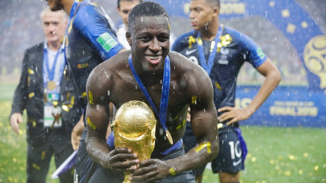 Mendy junto a la Copa del Mundo