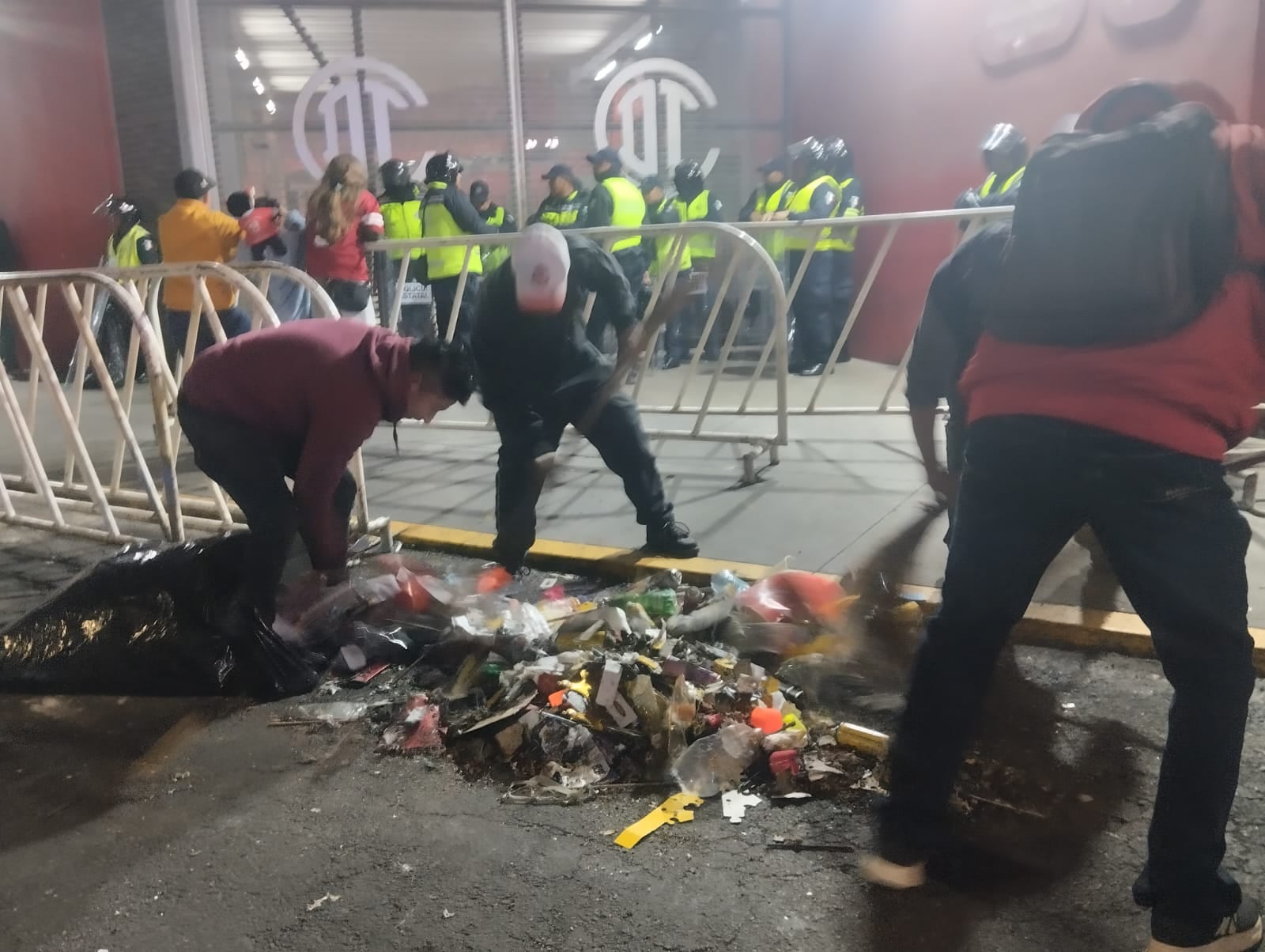 Trabajadores municipales dejan limpia Toluca tras festejos en el Nemesio Diez.