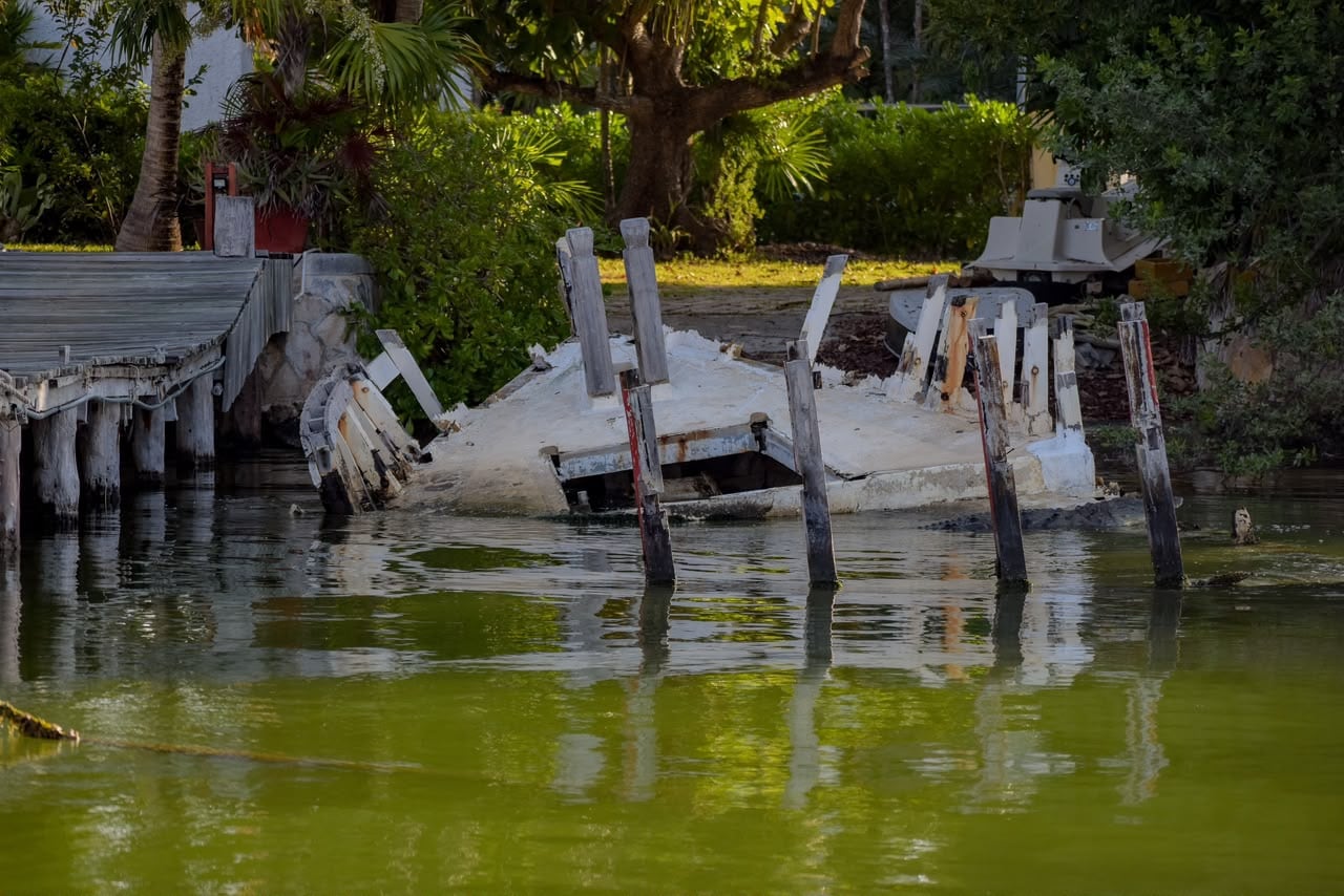 Ordenan embarcaciones abandonadas en la Laguna Nichupté de Cancún.