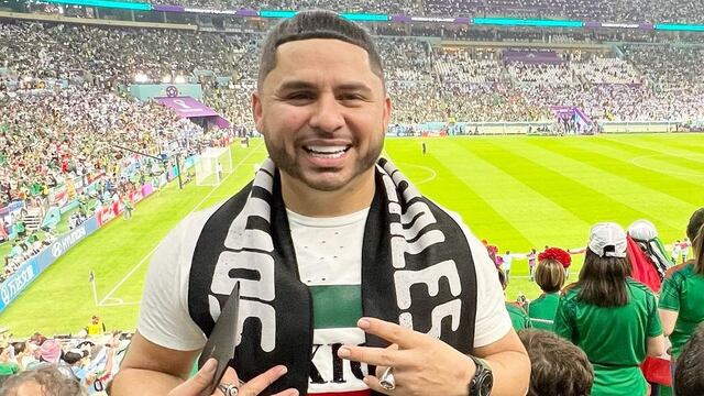 Larry Hernández apoyando a México desde Qatar