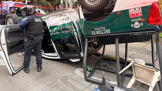 Patrulla de la Policía Auxiliar vuelca tras choque en Miguel Hidalgo; dos policías lesionados