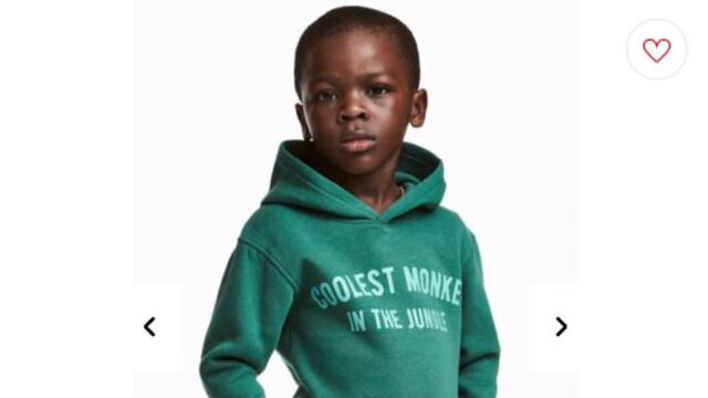 La polémica foto muestra a un niño negro con una sudadera en la que puede leerse "Coolest monkey in the jungle" (El mono más genial de la selva).