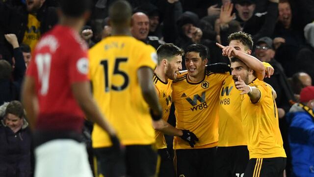 Raúl Jiménez celebra el triunfo con sus compañeros