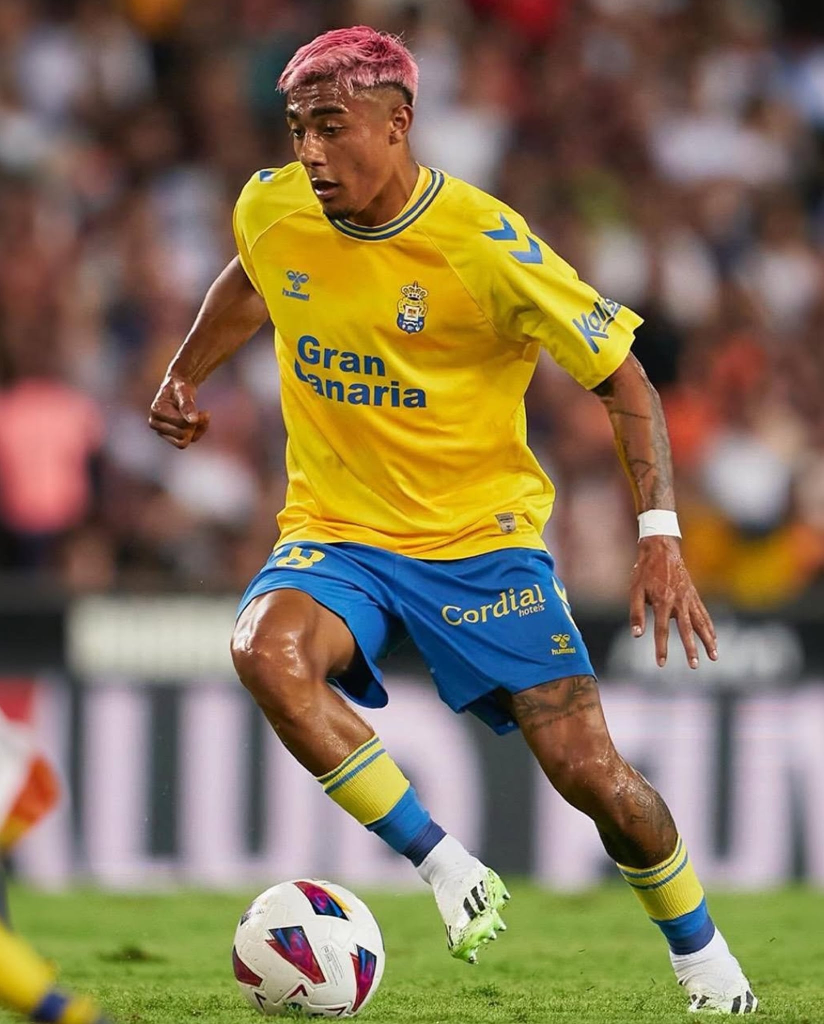 Julián Araujo debutó como defensa del Celtic