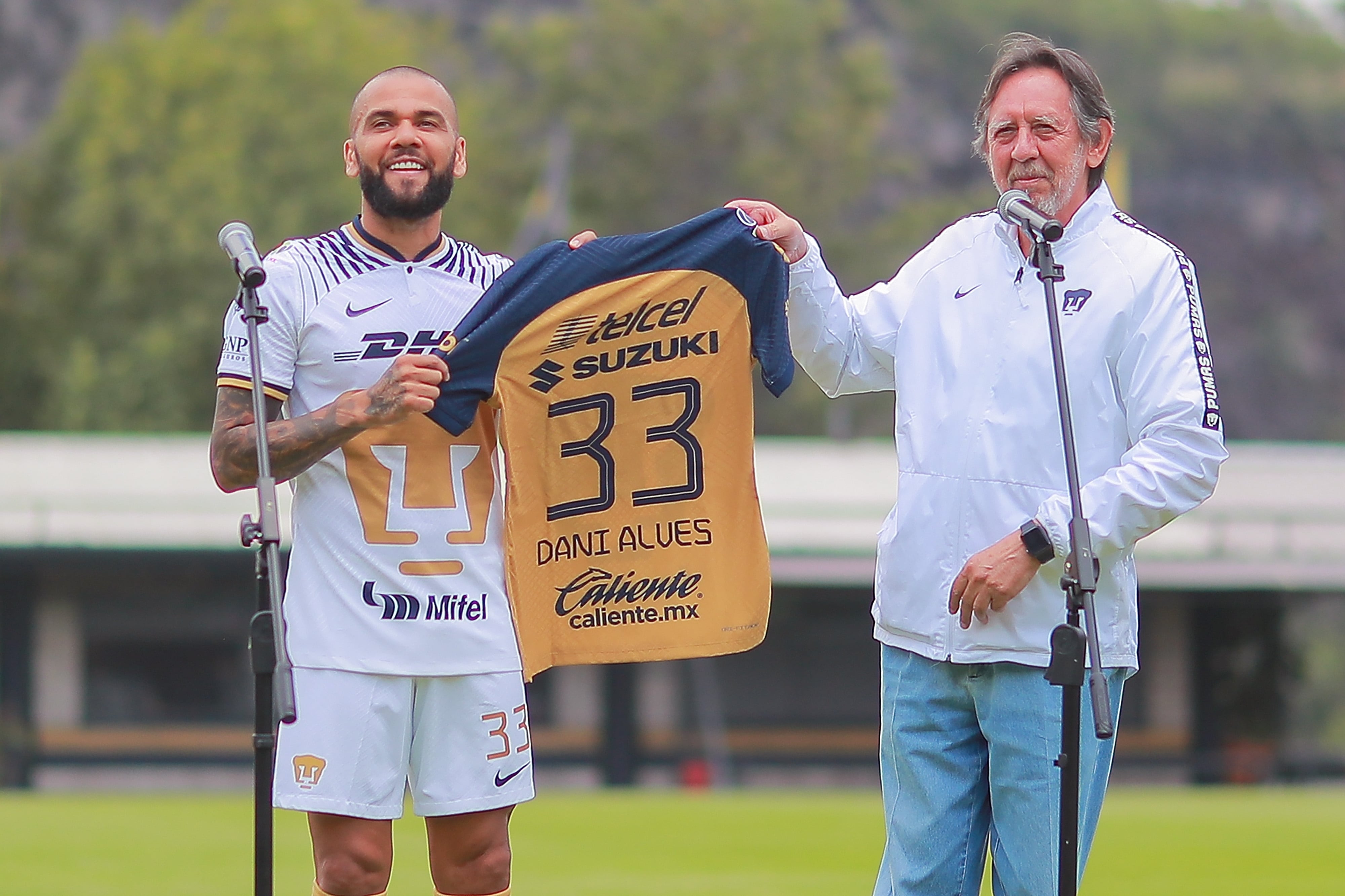 Dani Alves y Leopoldo Silva Presidente durante la presentacion oficial como nuevo refuerzo