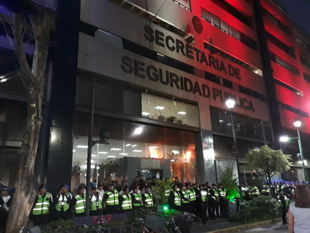 Secretaria de Seguridad Ciudadana resguardada por decenas de policías.