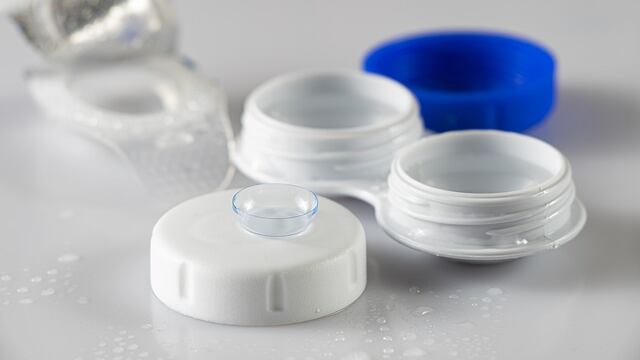 Usar lentes de contacto aumenta riesgo de contraer coronavirus, advierte especialista