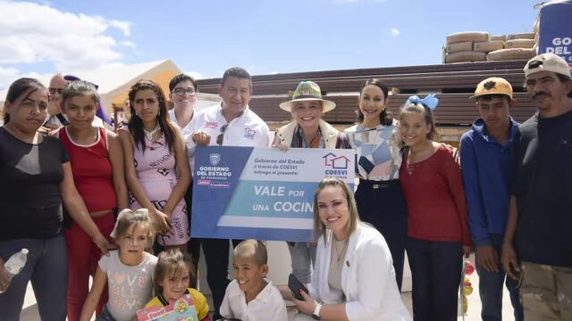 Maru Campos inaugura cancha de futbol en Janos
