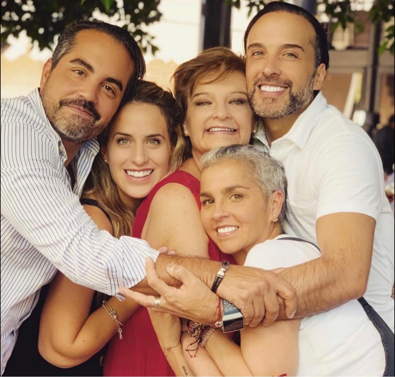 Apio Quijano con su mamá Toni y sus hermanos más cercanos.