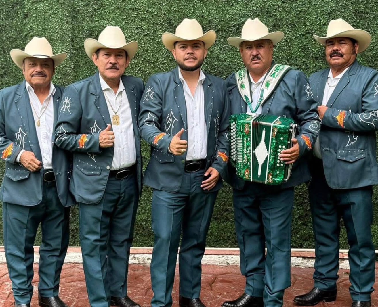 Tello Higuera con el grupo Los Incomparables de Tijuana