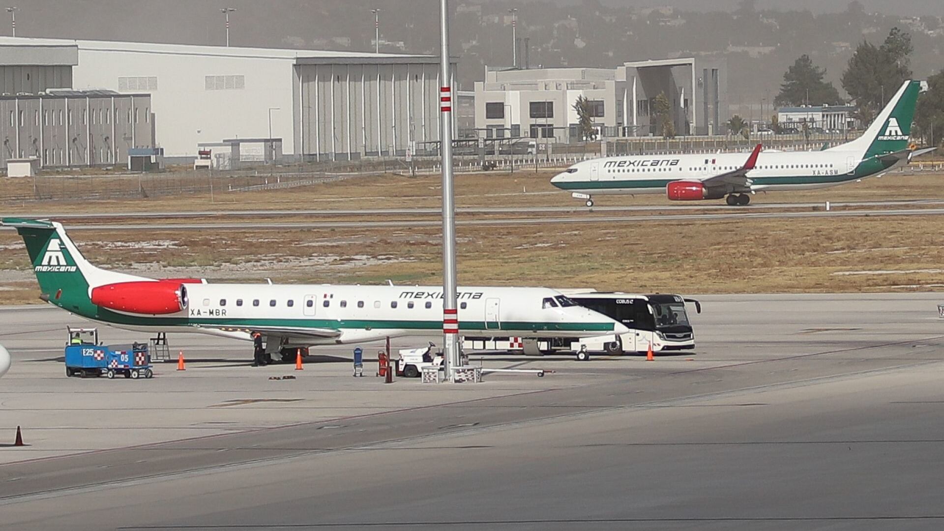 Avión de Mexicana de Aviación al interior del AIFA
