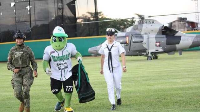 Mascota de los Olmecas de Tabasco en helicóptero oficial