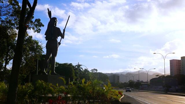 Escultura de Apacuana, cacica de la etnia Quiriquire, impulsora de la resistencia contra la colonización española del siglo XVI.