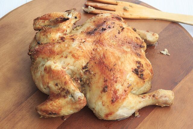 ¿Cuánto dura el pollo refrigerado cuando está cocido?