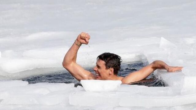 Buzo nada 81 metros bajo el hielo