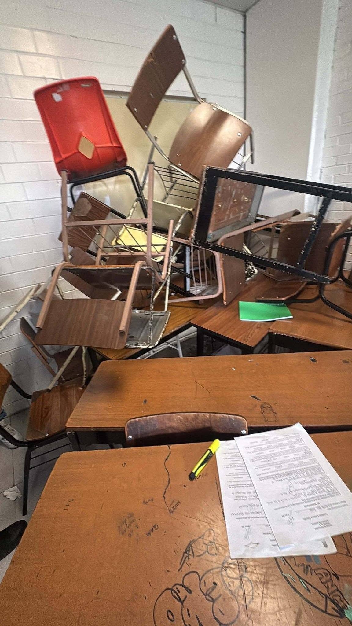 Destrozos en bachilleres 6