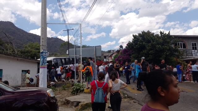 Falla en autobús de peregrinos provoca un choque múltiple en Malinalco