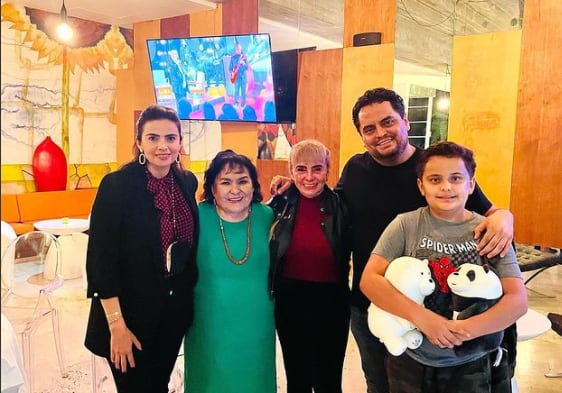 Familia de Yuya con Carmen Salinas.