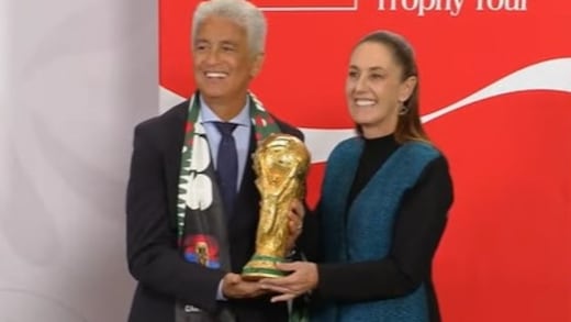 Claudia Sheinbaum levanta el trofeo del Mundial 2026