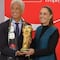 Claudia Sheinbaum levanta el trofeo del Mundial 2026