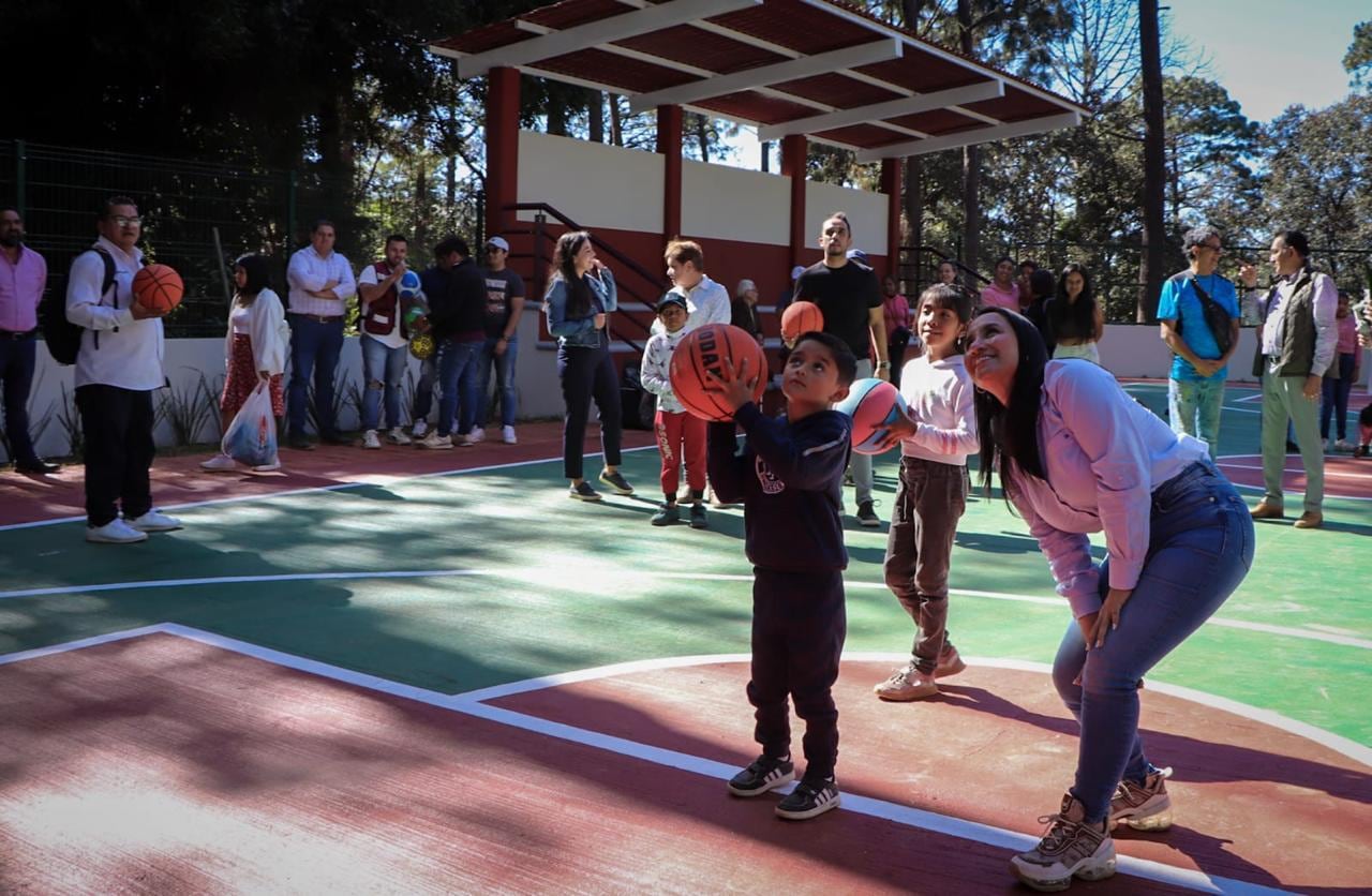 Michelle Núñez inaugura cancha en San Vicente, Valle de Bravo