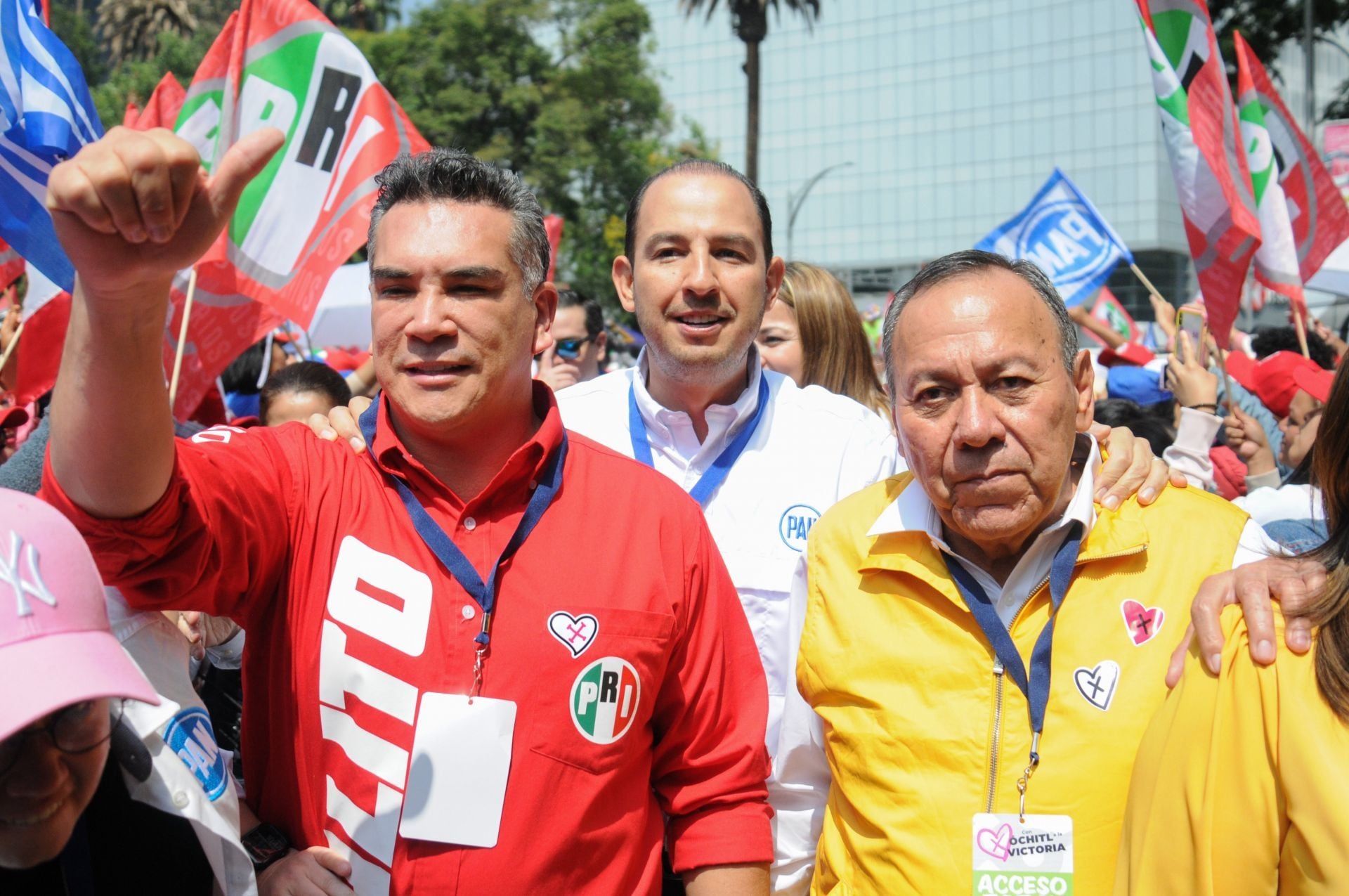 Marko Cortés, presidente nacional del PAN, Alejandro Moreno, presidente nacional del PRI y Jesús Zambrano, líder del PRD