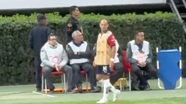 Chicharito Hernández ya destrozó el vestidor de Chivas
