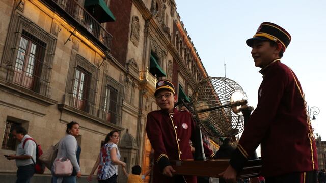 Niños gritones a las afueras de Palacio Nacional previo al inicio de la cena de la rifa por el avión presidencial.