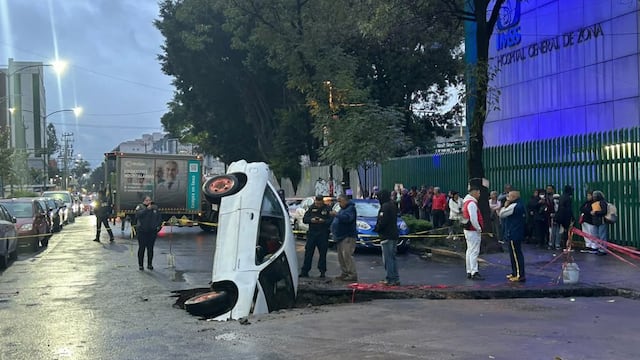 Auto cae en enorme socavón frente a hospital del IMSS en Tlatelolco