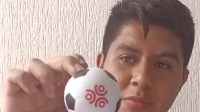 Abonado del Atlético de San Luis enseñando sus regalos