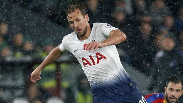 Harry Kane conduce el esférico.